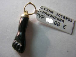 colgante mano negra