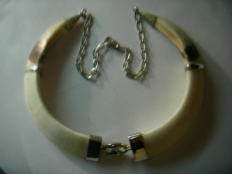 collar colmillos